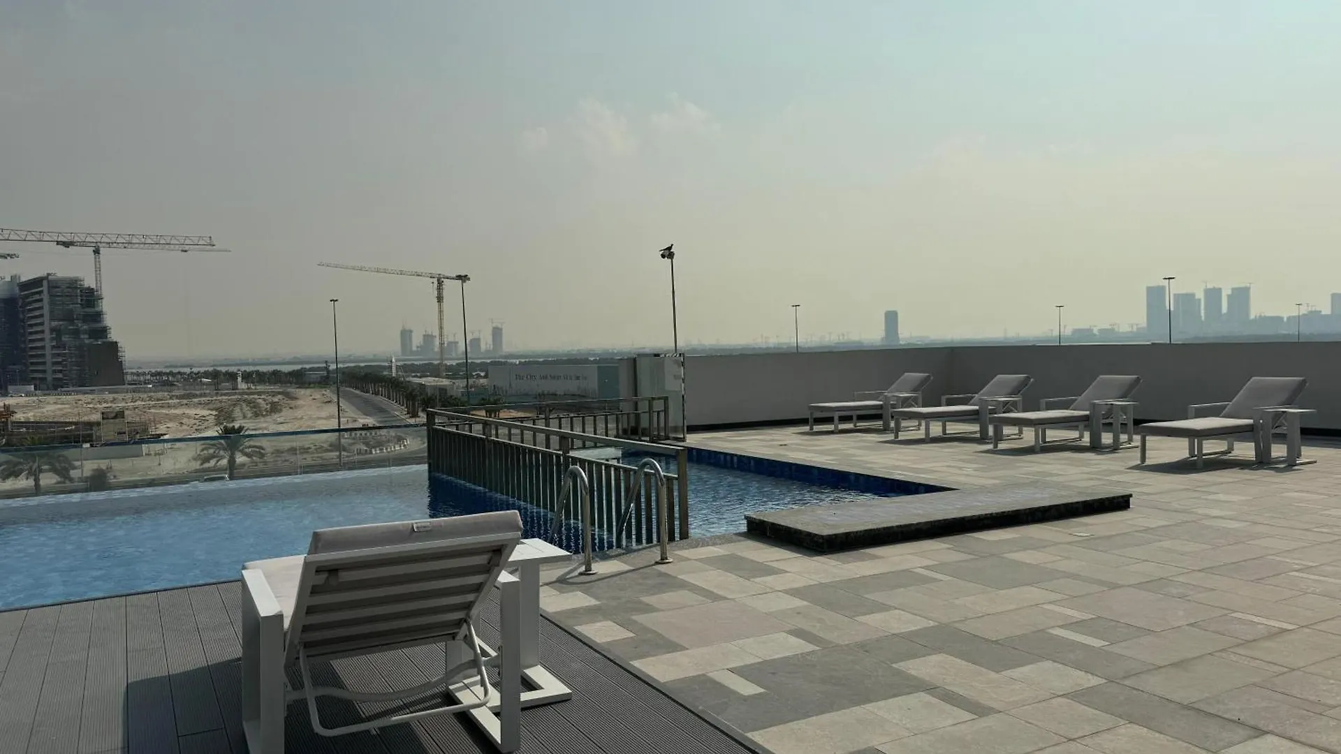 Apartamento Spacious Studio With Burj Khalifa Views Dubái